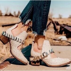 NWT FREEBIRD BY STEVEN Blade Leather Booties White Croc 9